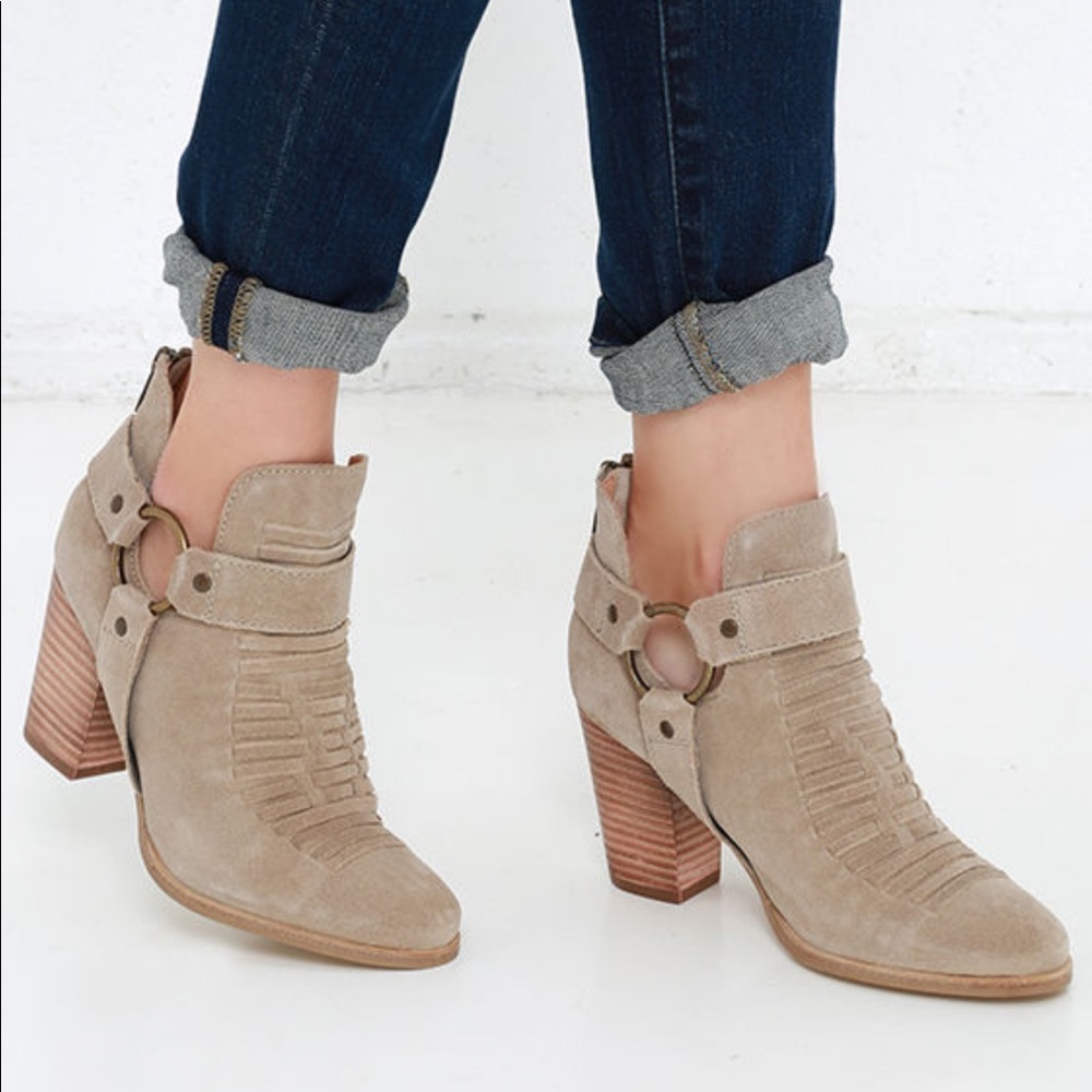 Seychelles Impossible Western Style Bootie is Sand- 7M